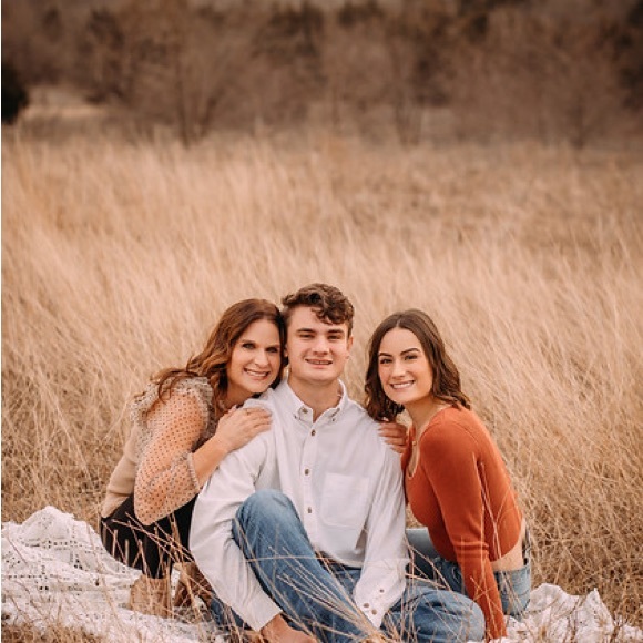 Meet your Posher, Lauren - Picture 2 of 3